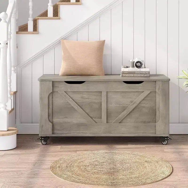 Banc de rangement gris avec roues et charnières de sécurité