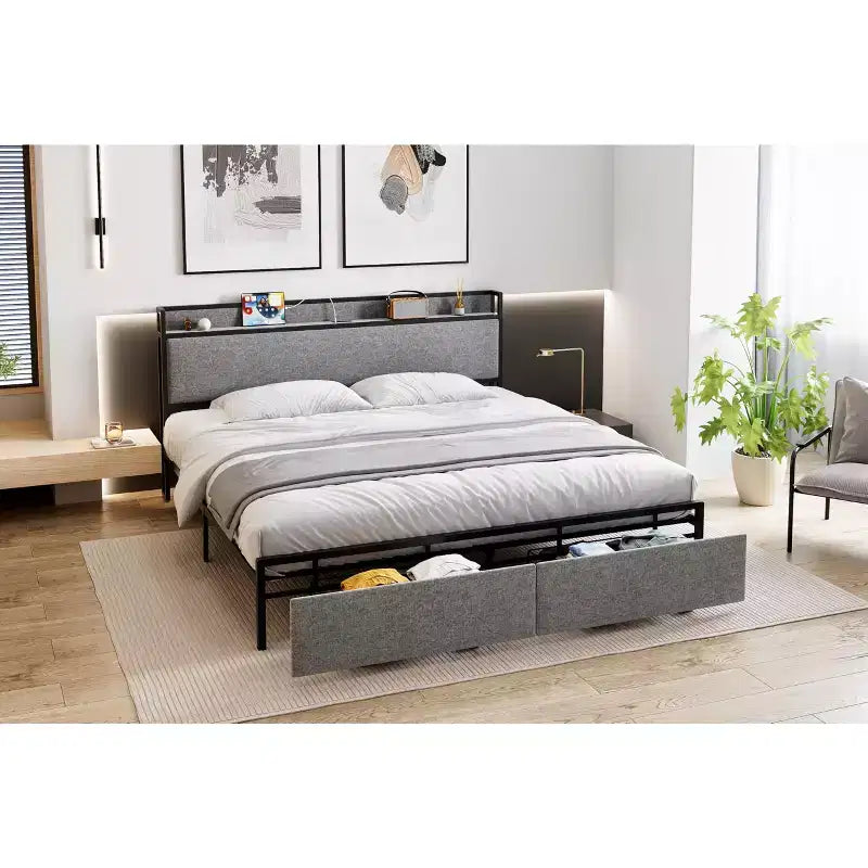 Lit King rembourré avec tête de lit de rangement, 2 tiroirs et station de charge pour 1