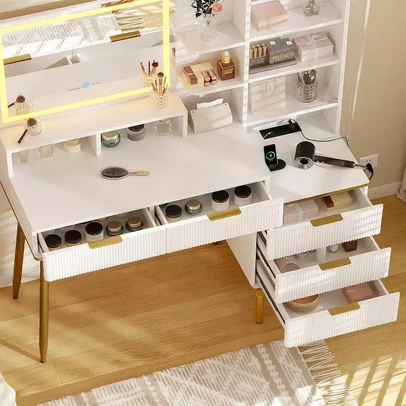 Coiffeuse cannelée blanche et or avec miroir, 5 tiroirs et ports de charge pour 1