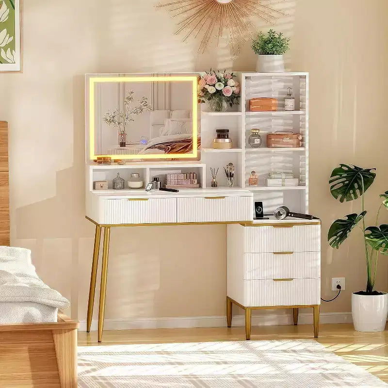 Coiffeuse cannelée blanche et or avec miroir, 5 tiroirs et ports de charge pour 1
