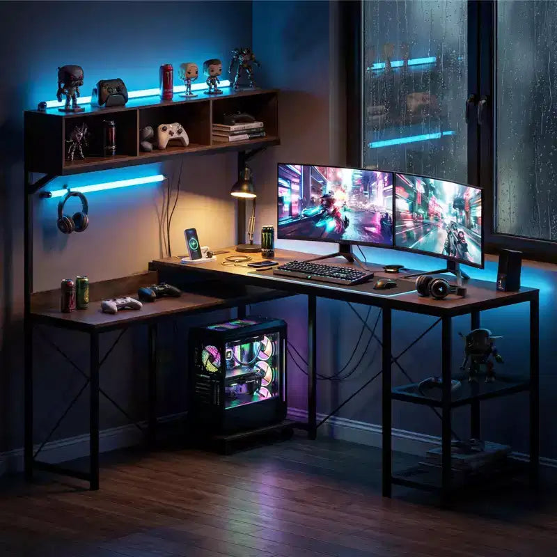 Bureau d'angle en L marron rustique et noir avec étagères et prises électriques pour 1 personne